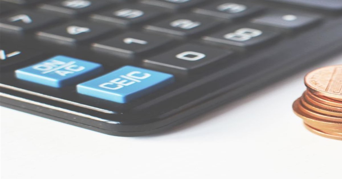 Calculadora sobre mesa clara, ilustrando o cálculo da antecipação do saque-aniversário do FGTS